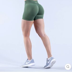Seamless High-Waist Women’s Bike Shorts — LIGHT GREEN (last two pictures)